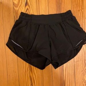 Lululemon Hotty Hot 2.5” Black size 6